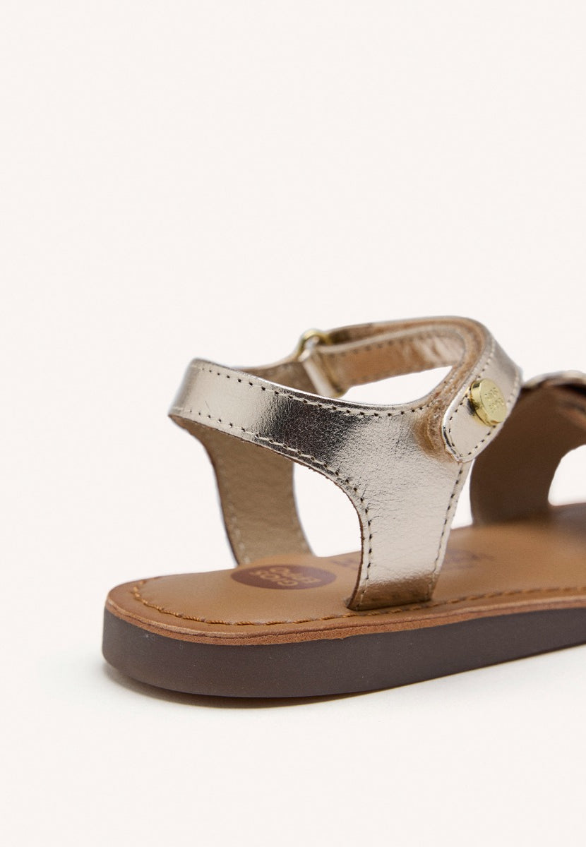 SANDALIAS DORADAS DE PIEL CON ADORNO DE FLORES PARA NIÑA Y NIÑO SHEGAN