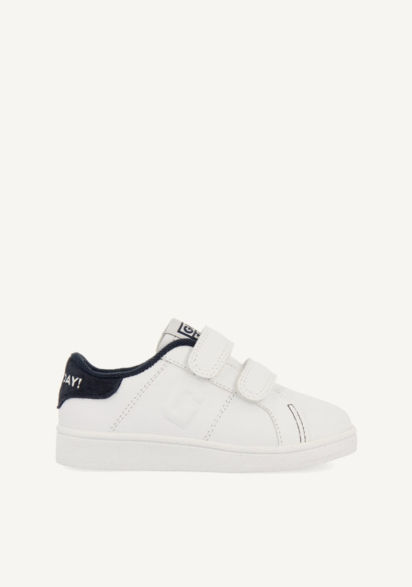 SNEAKERS COLEGIALES BLANCAS CON DETALLE EN AZUL MARINO Y DOBLE CIERRE AJUSTABLE VOLSK