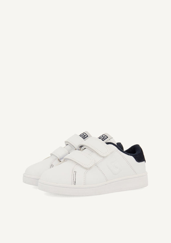 SNEAKERS COLEGIALES BLANCAS CON DETALLE EN AZUL MARINO Y DOBLE CIERRE AJUSTABLE VOLSK