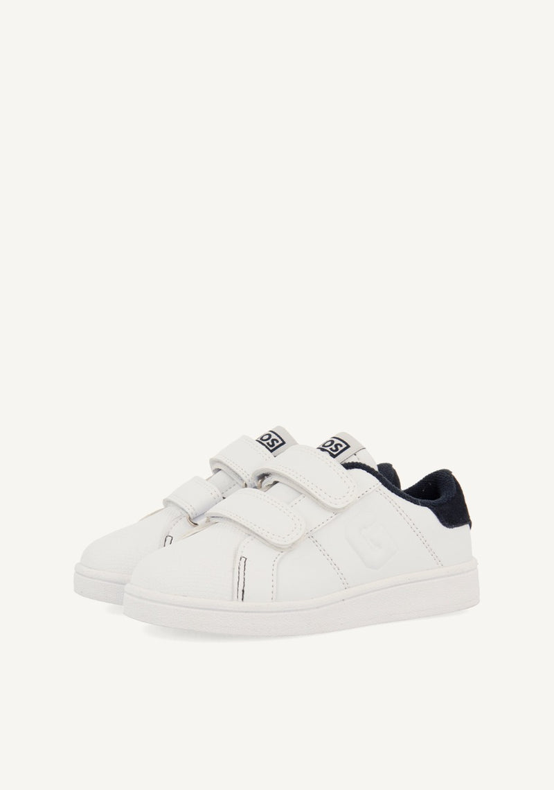 SNEAKERS COLEGIALES BLANCAS CON DETALLE EN AZUL MARINO Y DOBLE CIERRE AJUSTABLE VOLSK