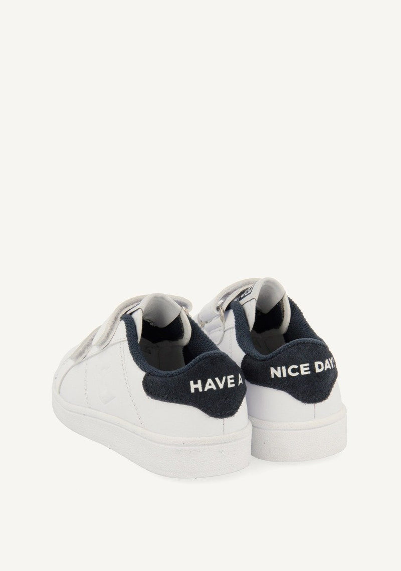 SNEAKERS COLEGIALES BLANCAS CON DETALLE EN AZUL MARINO Y DOBLE CIERRE AJUSTABLE VOLSK