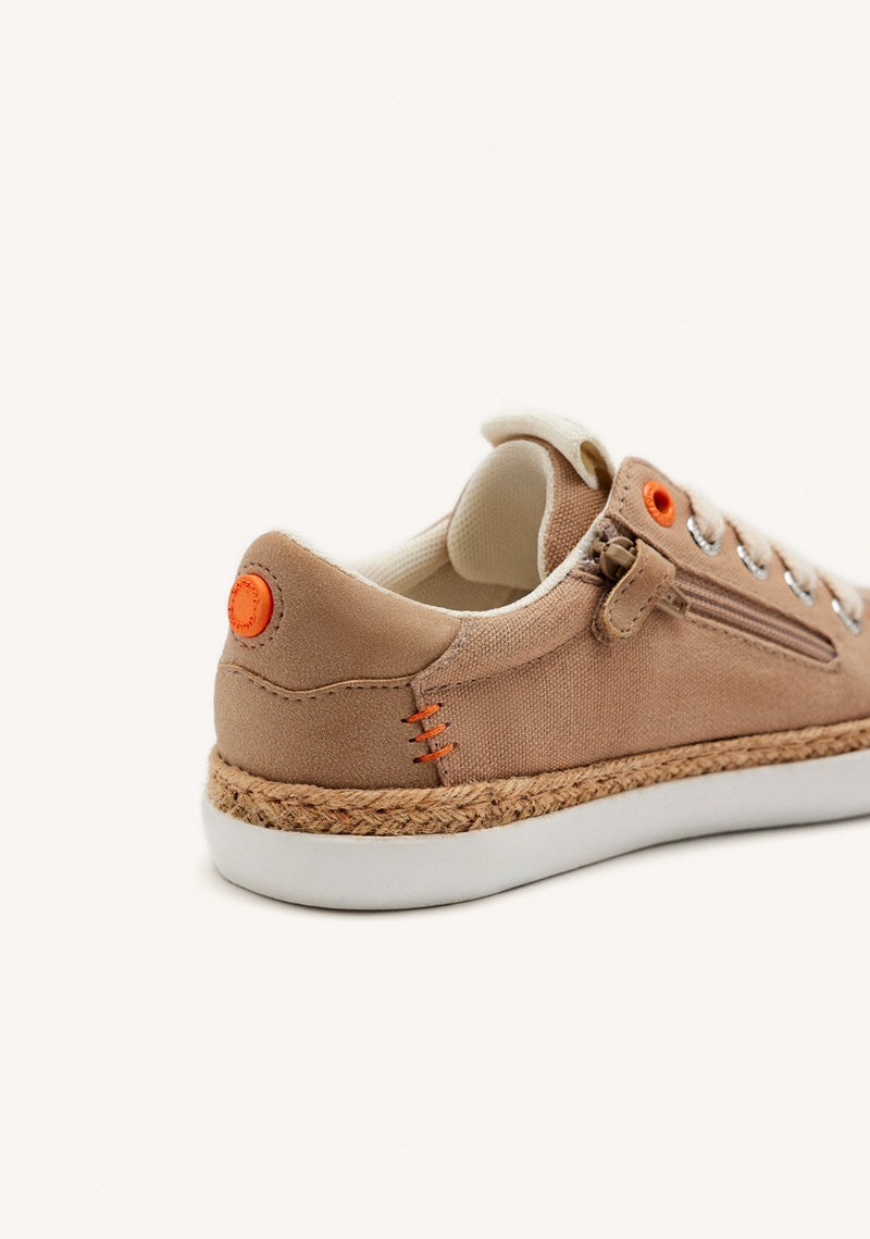 SNEAKERS COLOR BEIGE CON DETALLE EN RAFIA Y ACENTOS DE COLOR PARA NIÑO Y NIÑA TUNJE
