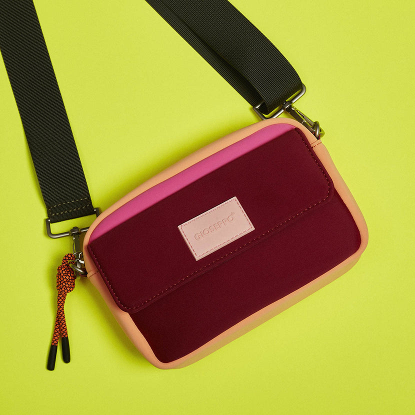 Sac bandoulière de couleur bordeaux en néoprène pour femme ipira