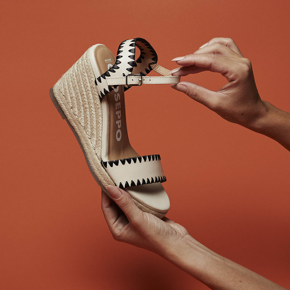 Sandales en peau couleur off-white avec surpiqûres et semelle compensée en jute pour femme neiva 