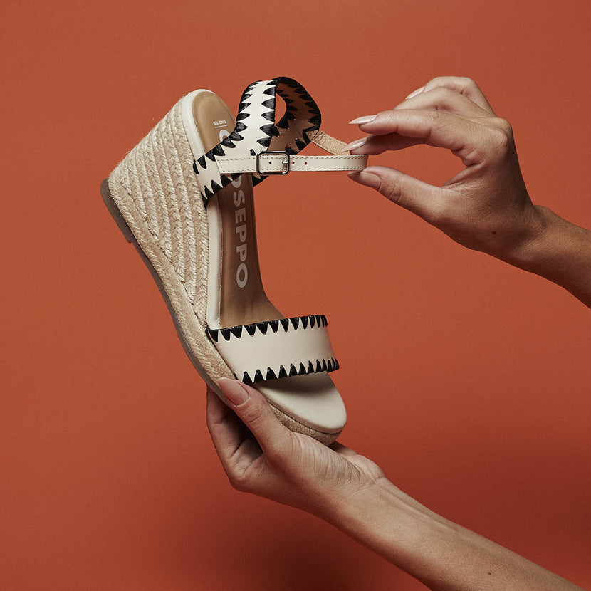 Sandalias de piel color off-white con pespuntes y cuña de yute para mujer neiva 