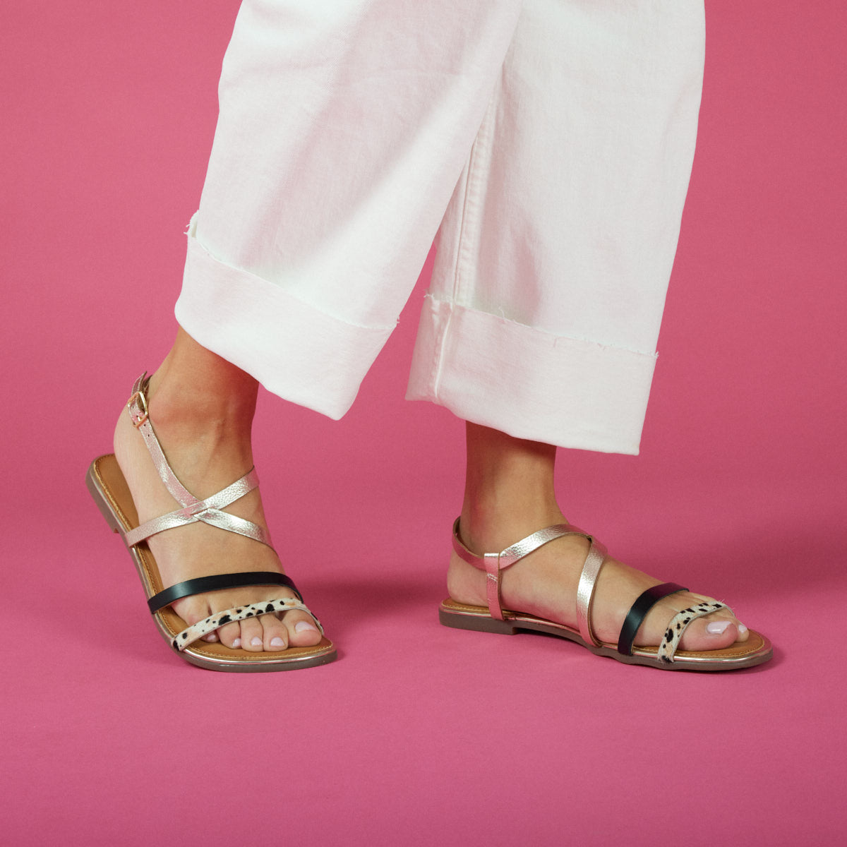 Sandalias con tiras en color dorado y estampado de vaca para mujer megara