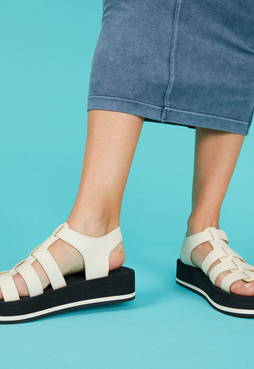 Sandalias off-white tipo cangrejera con piso de eva para mujer ruch 