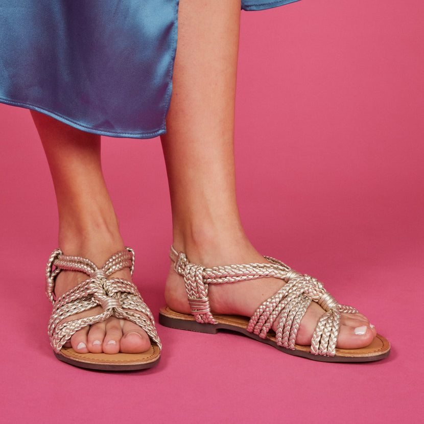 Sandalias planas con trenzado en color dorado para mujer molay 