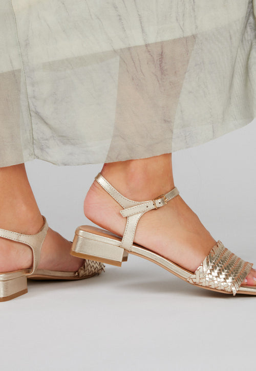 Sandalias doradas trenzadas con tacón bajo para mujer kourou