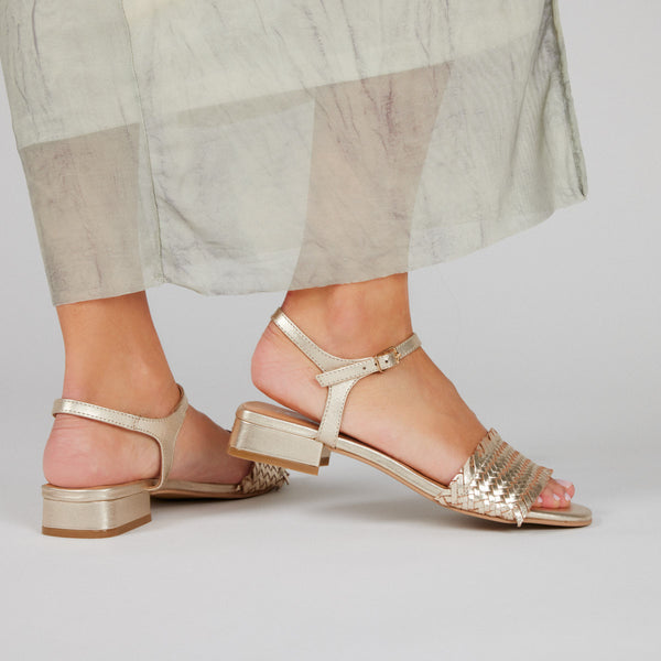 Sandalias doradas trenzadas con tacón bajo para mujer kourou