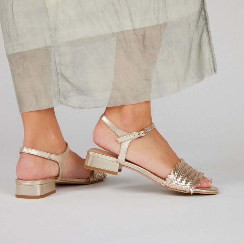 Sandalias doradas trenzadas con tacón bajo para mujer kourou