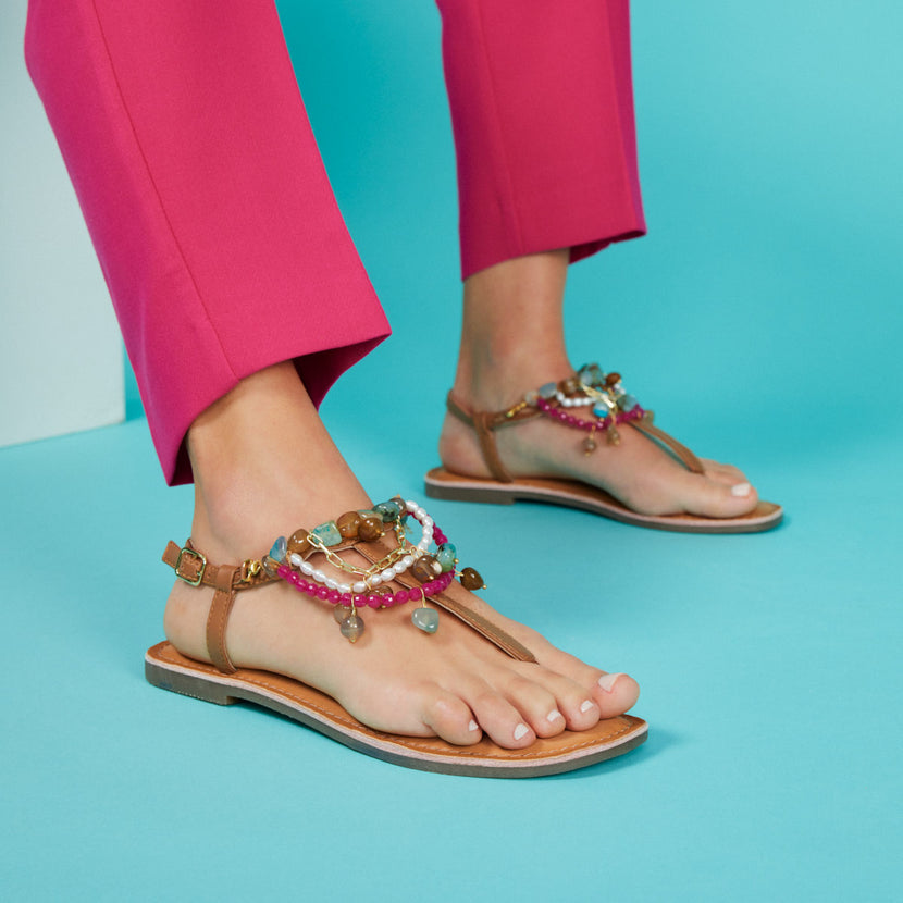 Sandalias color cuero con detalle de cuentas multicolor para mujer collan 