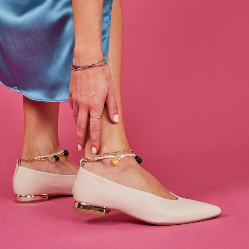 Ballerines off-white en peau avec lanière à la cheville ornée de perles et chaînette pour femme lezinnes