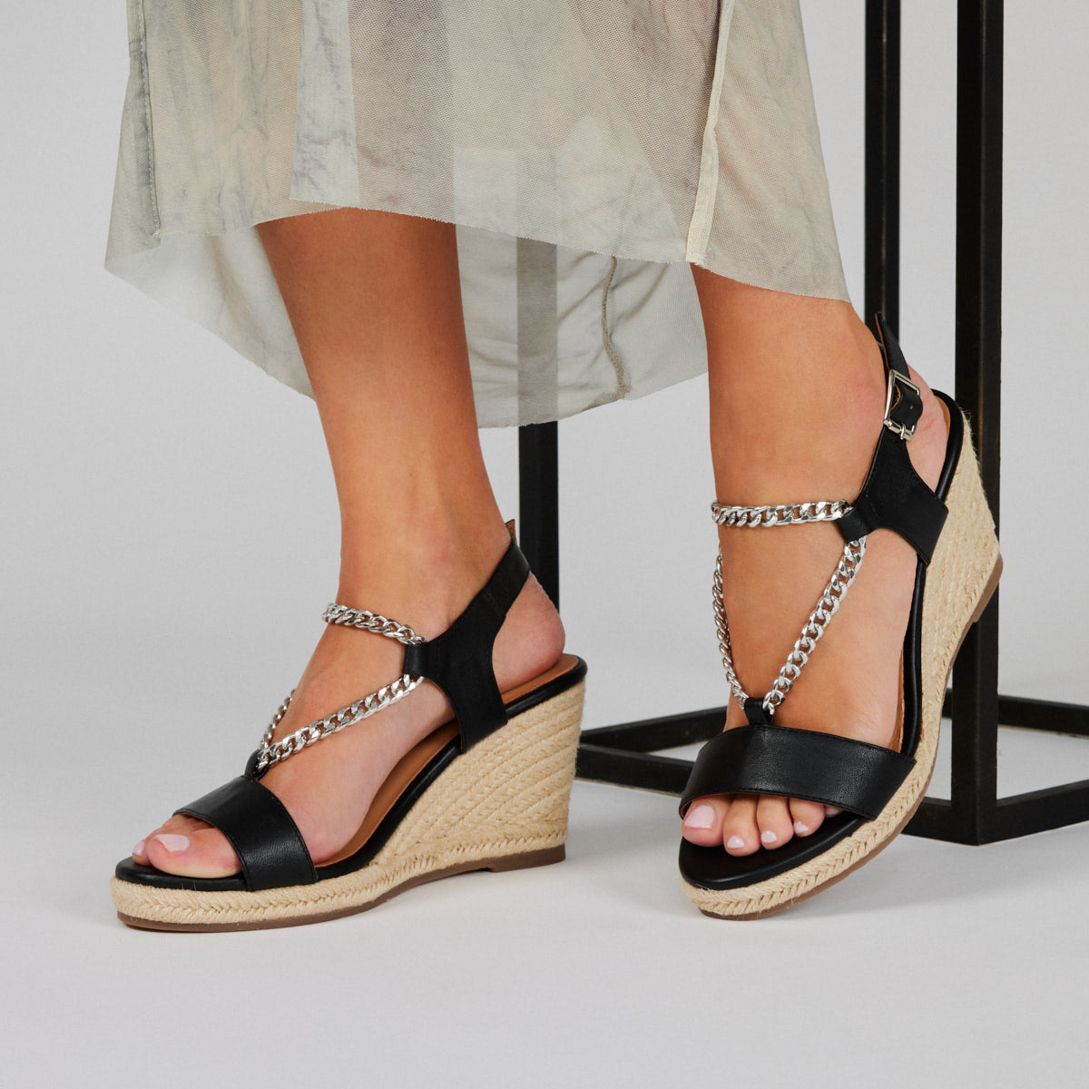 Sandali neri in pelle con dettaglio di catena e zeppa in juta per donna looze