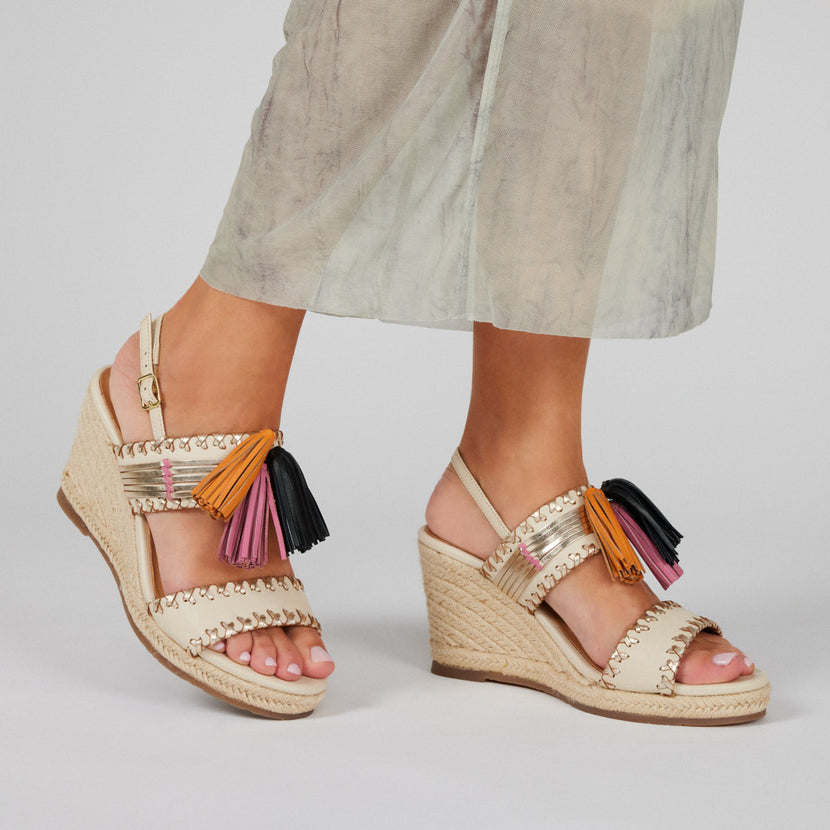 Sandalias off-white con detalle de pedrería étnica y cuña de yute para mujer silvania 