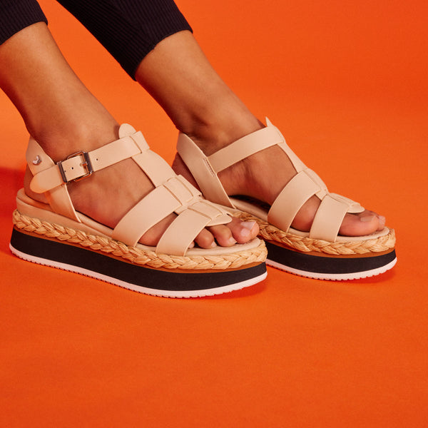 Sandalias color off-white tipo cangrejera con plataforma para mujer vaumas 