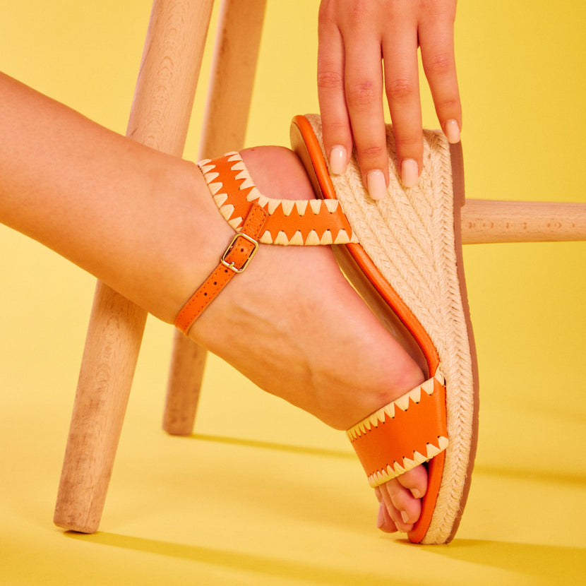 Sandalias de piel color naranja con pespuntes y cuña de yute para mujer neiva 
