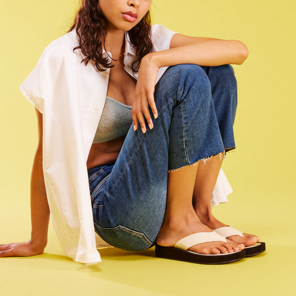 Sandalias de piso grueso con tira color off-white para mujer domats 
