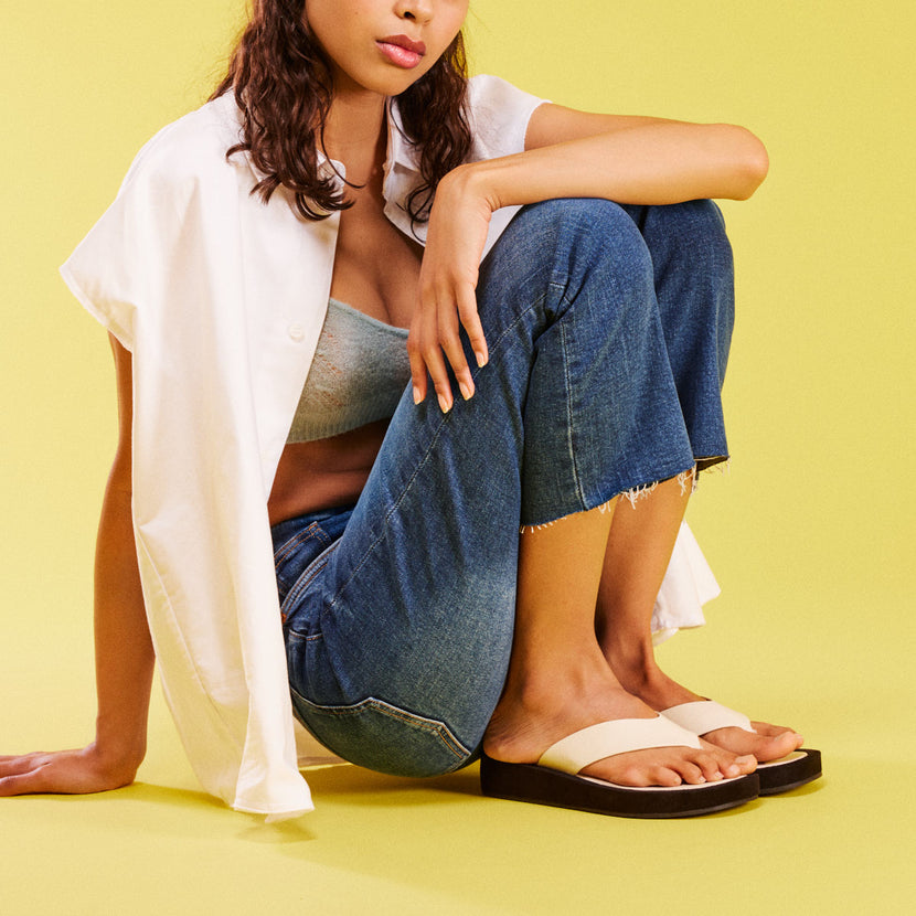 Sandalias de piso grueso con tira color off-white para mujer domats 