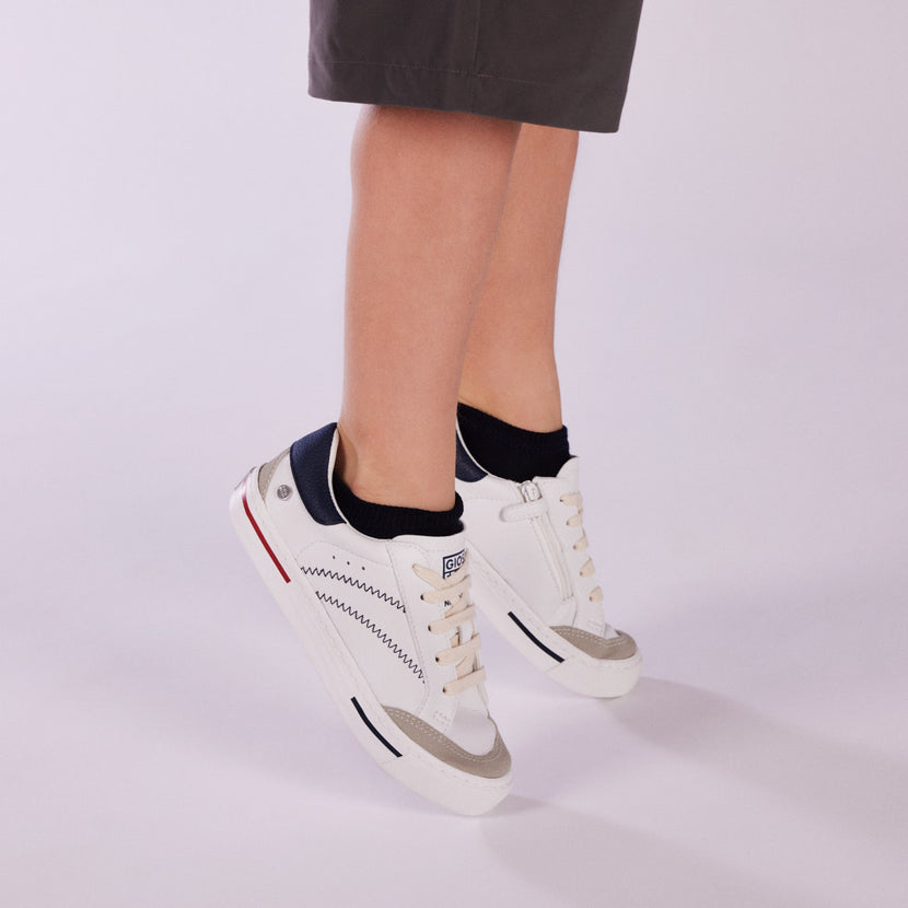 Sneakers blancas con prespuntes azules para niño favaios