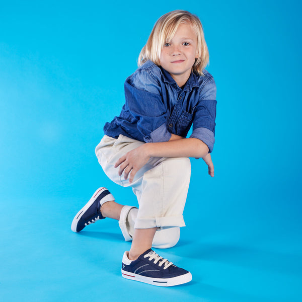 Sneakers bleu marine avec détails de couleur blanche pour enfant favaios